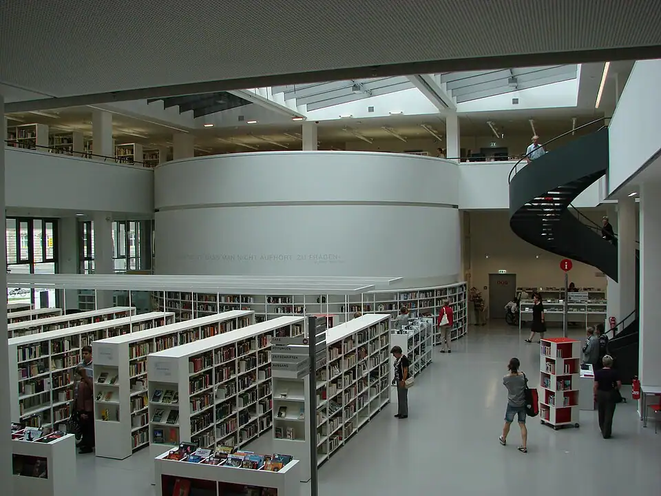 Stadtbibliothek Potsdam - Freihandbereich im Erdgeschoss